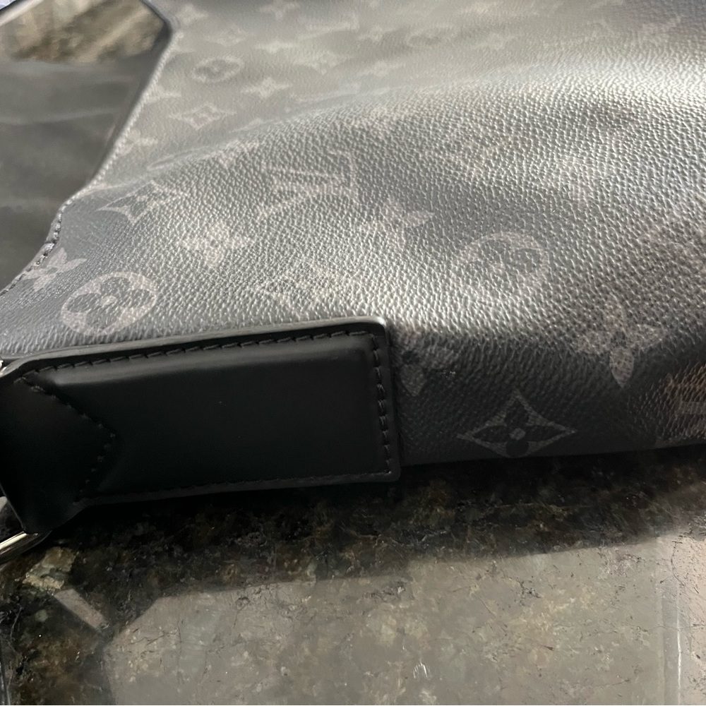 Louis Vuitton Unisex Messenger Bag - Picture 3 of 6